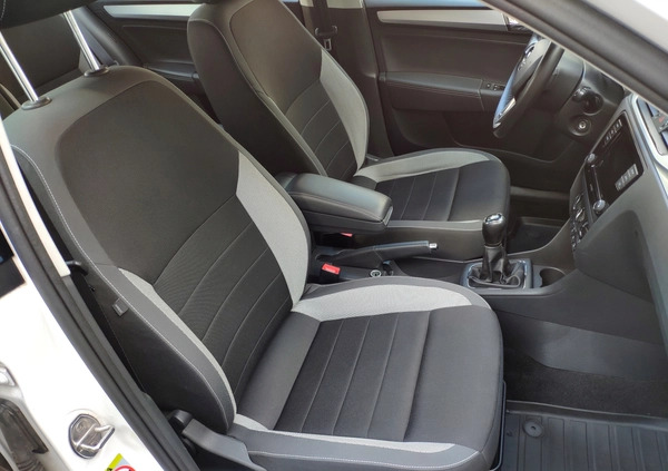 Skoda RAPID cena 32900 przebieg: 173600, rok produkcji 2018 z Sieraków małe 277